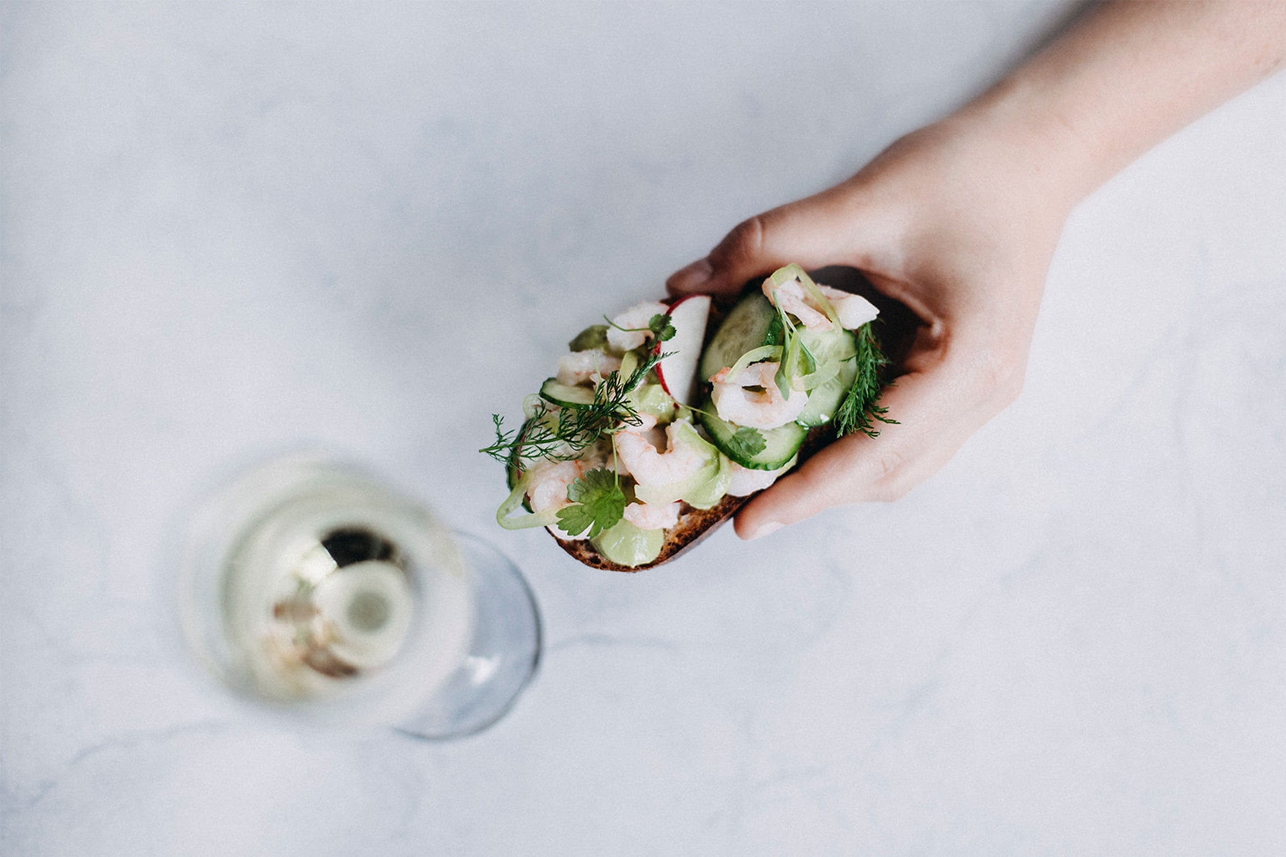 Tartines scandinaves [smørrebrøds] de crevettes nordiques aux parfums boréaux