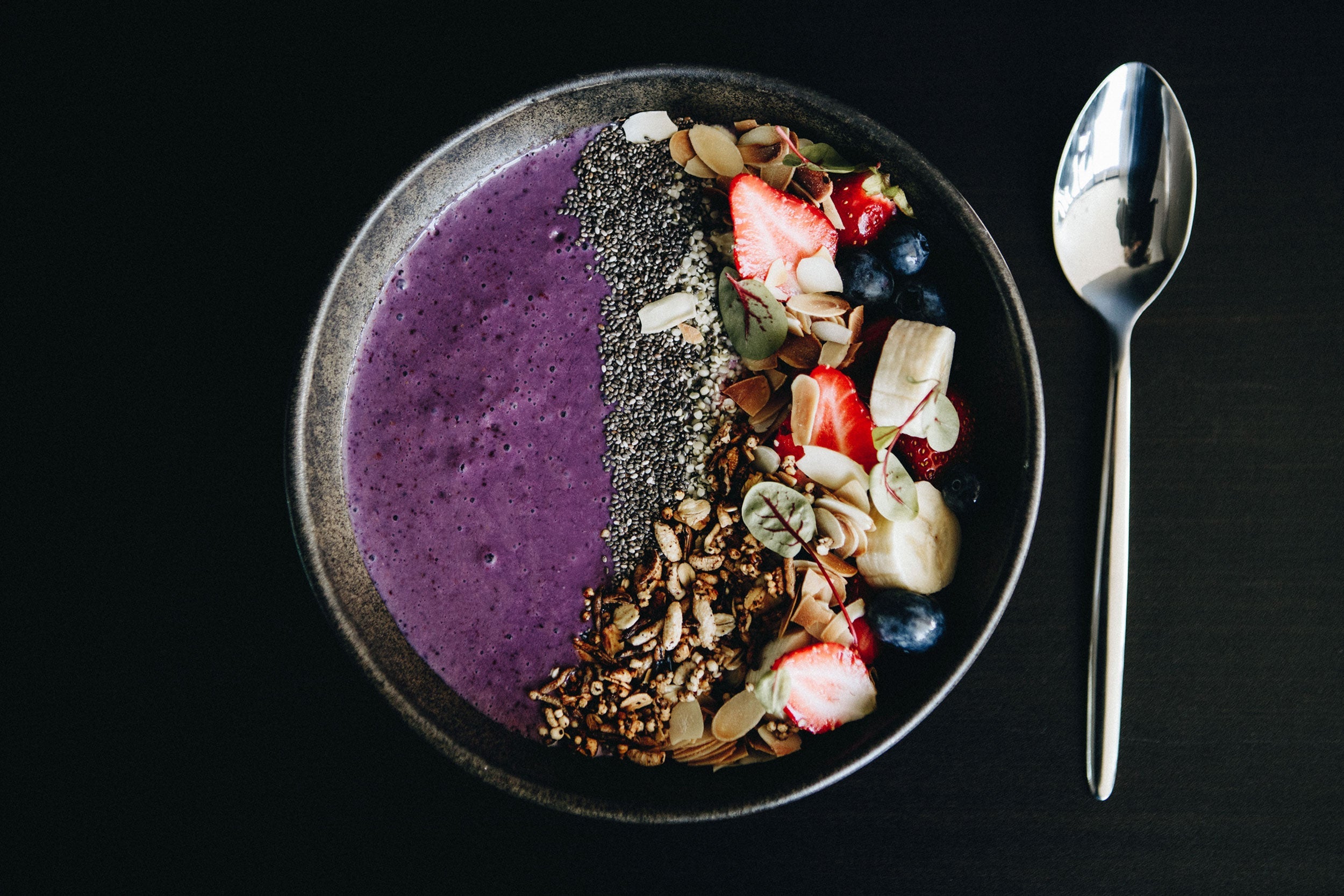 Bol-smoothie aux petits fruits avec granola maison