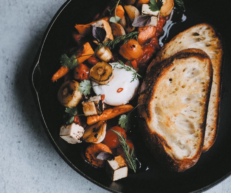 Chakchouka aux légumes racines et tofu fumé