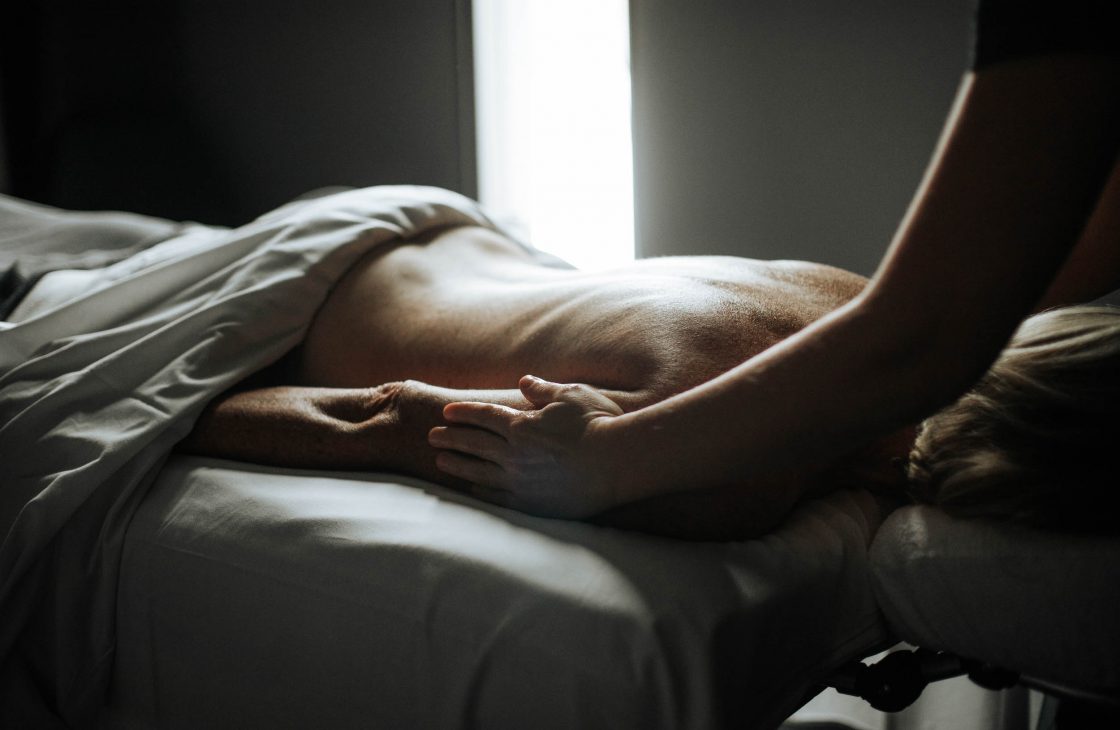 Femme profitant d'un massage sur table
