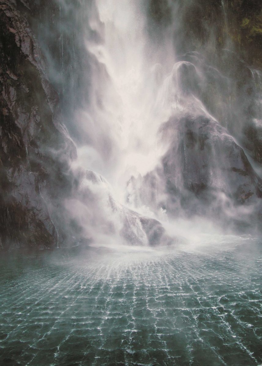 chute deau web - Humanity and Water: Mirror of a Multi-Dimensional Relationship