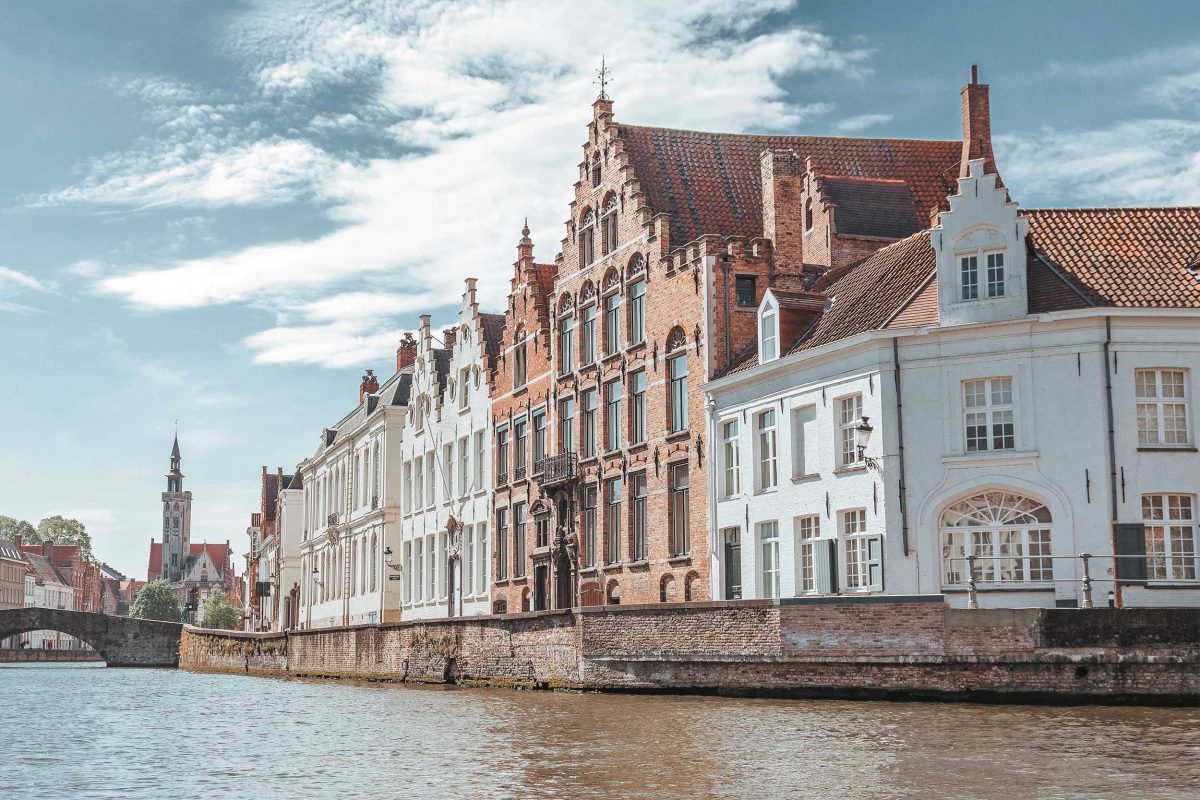 Canaux Bruges web - Going against the current - in search of the past