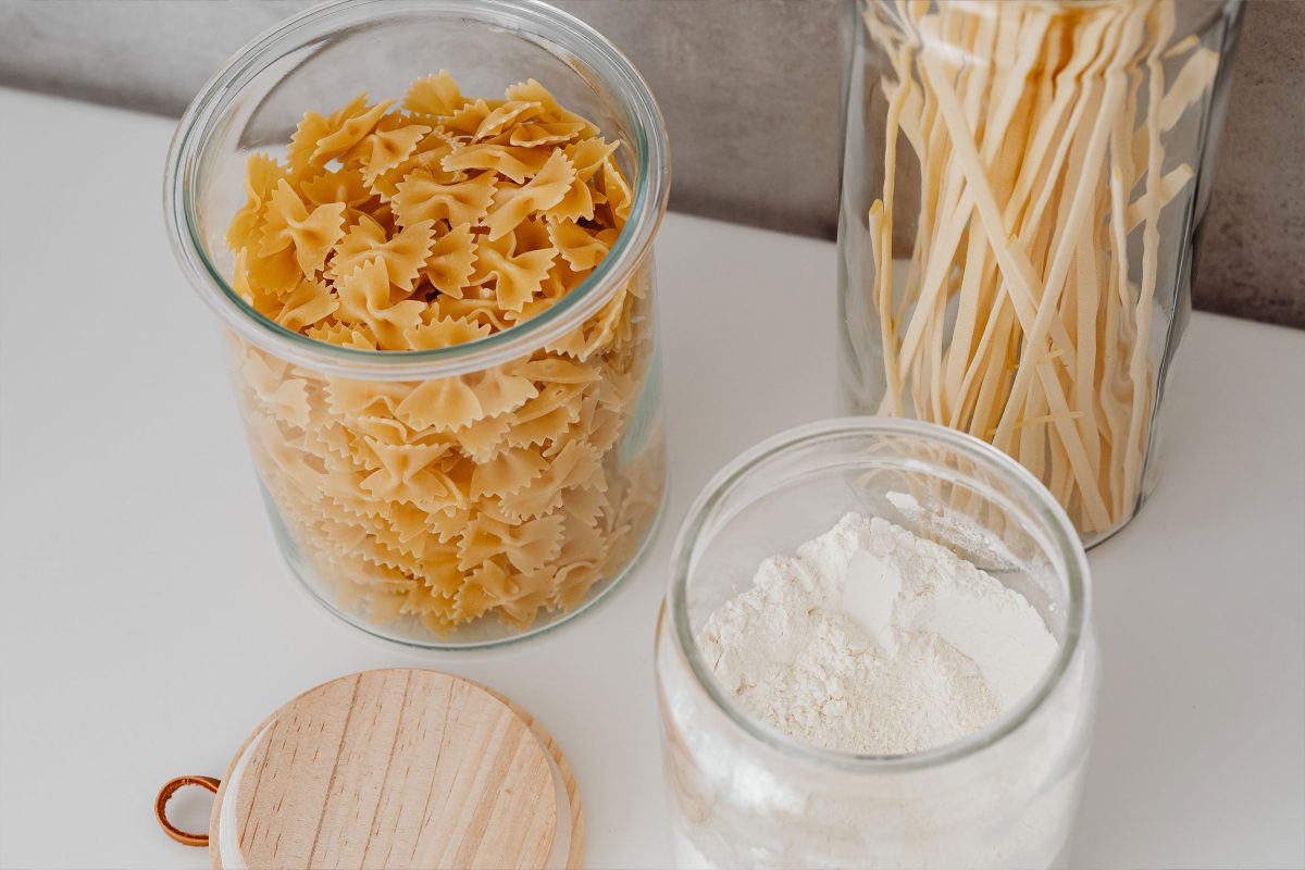kaboompics Wheat flour and various pasta in jars - 17 astuces pour réduire le coût du panier d’épicerie