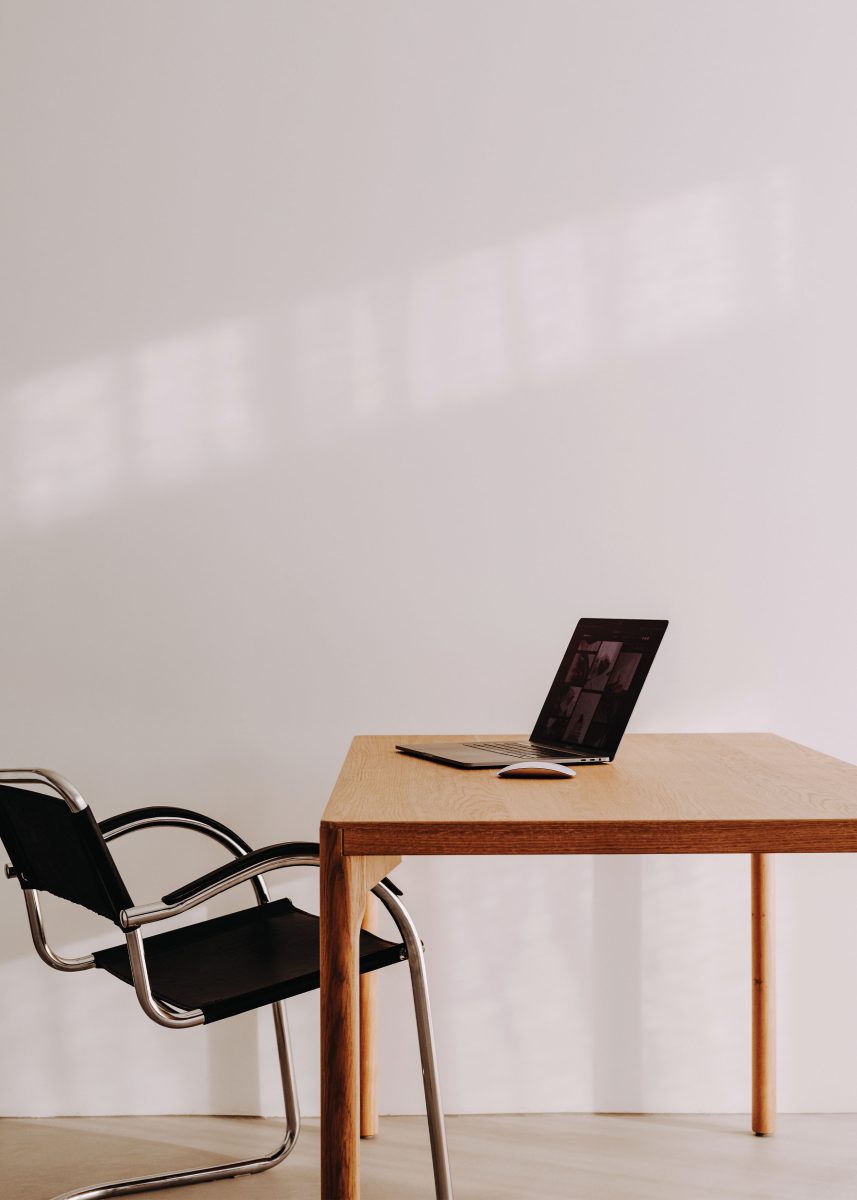 kaboompics wooden desk laptop home office minimalist warm minimal 28777 WEB - Aménager des bureaux à l’ère du travail hybride : Un défi contemporain