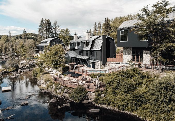 Vue d'ensemble des bâtiments du Strom spa nordique Saint-Sauveur et de la Rivière du Nord