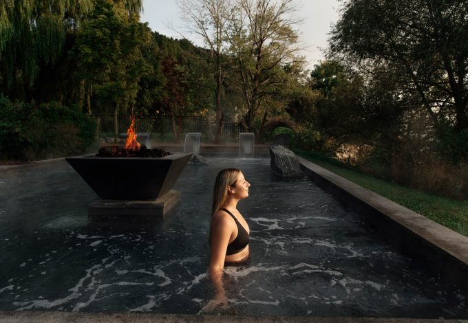 Jeune femme relaxe dans le bain chaud extérieur du Strøm spa nordique Vieux-Québec
