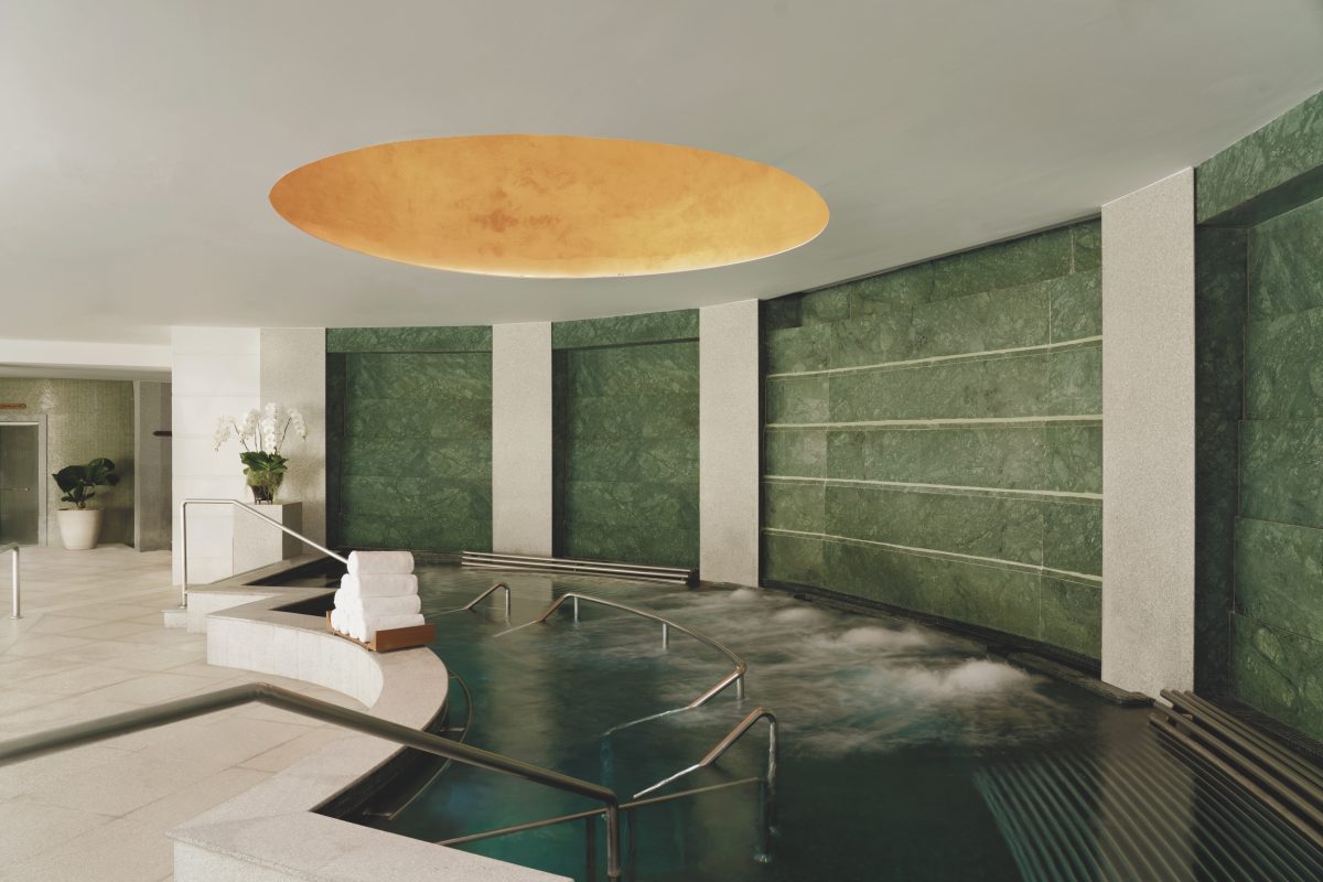Chiva Som Bathing Pavilion Jacuzzi - Cinq retraites de longévité à travers le monde