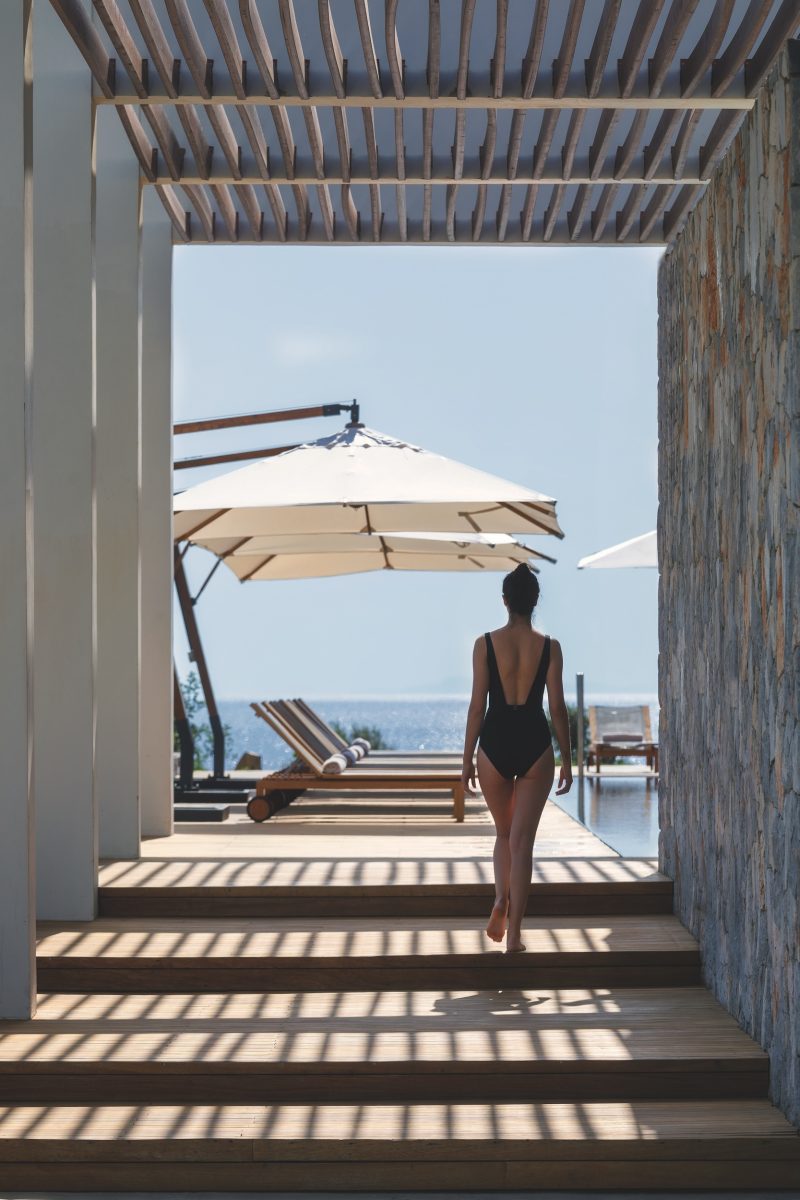 Outdoor Pool entrance - Cinq retraites de longévité à travers le monde